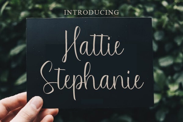 Schriftart Hattie Stephanie